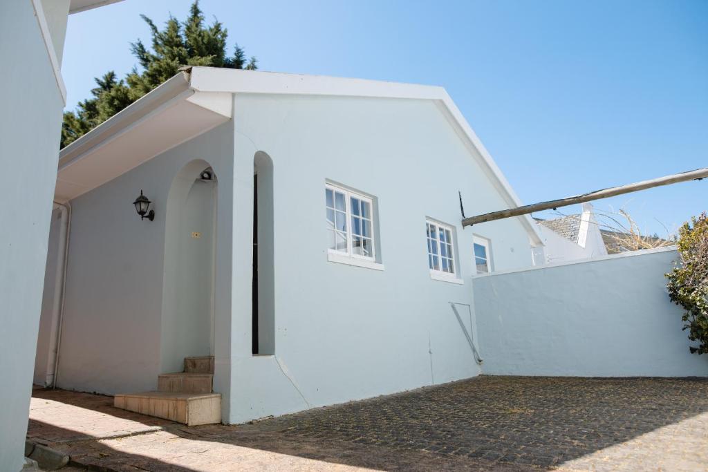 Bygningen som campingpladsen ligger i