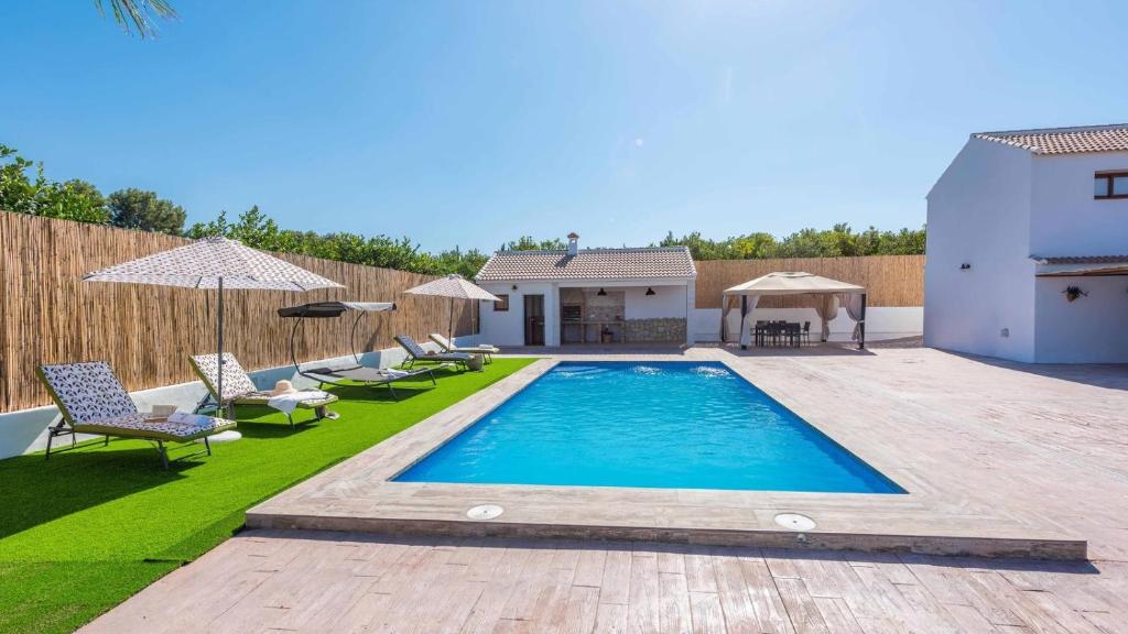 Bazén v ubytování Villa Los Abuelos Cartama by Ruralidays nebo v jeho okolí