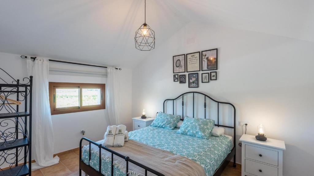 Postel nebo postele na pokoji v ubytování Villa Los Abuelos Cartama by Ruralidays