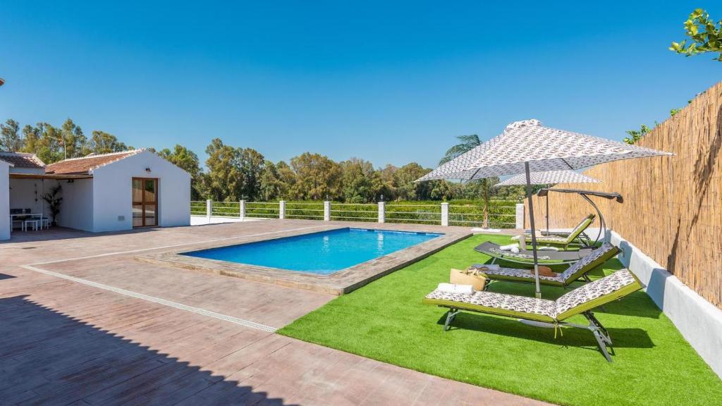 Bazén v ubytování Villa Los Abuelos Cartama by Ruralidays nebo v jeho okolí