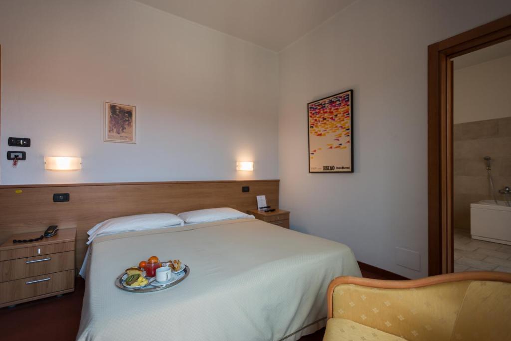 Postel nebo postele na pokoji v ubytování Hotel Lux