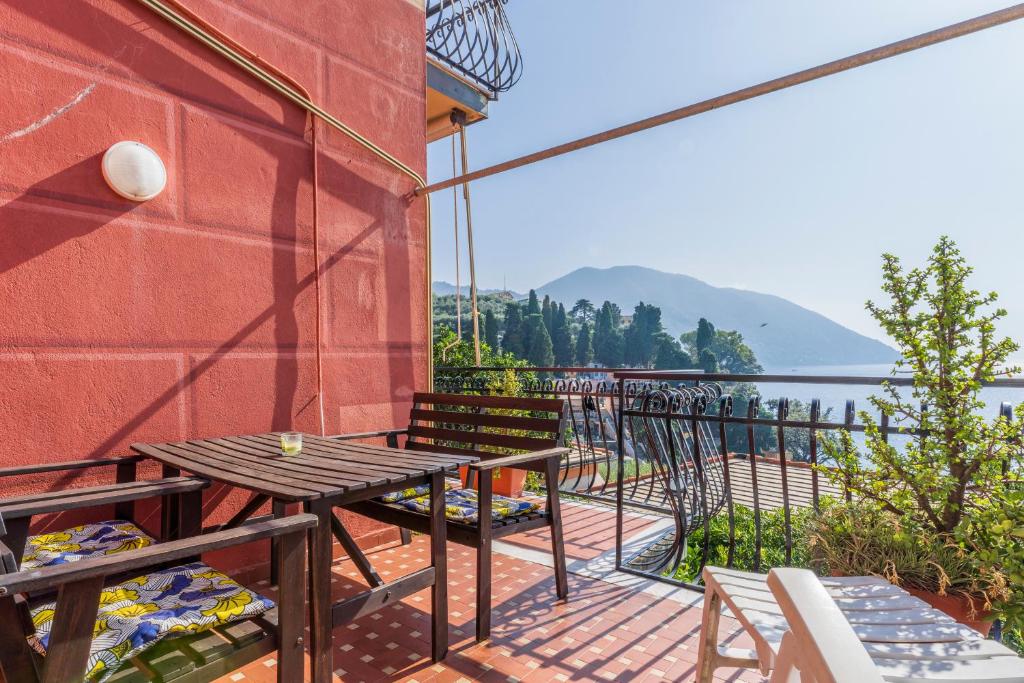 uma varanda com mesa e cadeiras e vista para a água em A due passi da Camogli Near to Camogli, apartment with terrace and seaside view em Recco