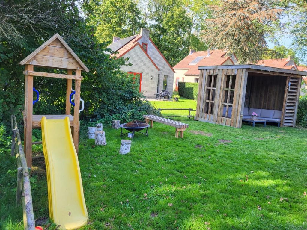 einen Spielplatz mit Rutsche und Spielstruktur in der Unterkunft 7 person House with garden, firepit, swimming lake, hammock, child friendly, in- and outside playground, slide, and great coffee in Ewijk