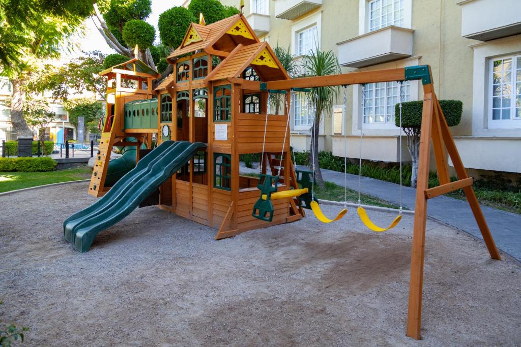 Herní místnost nebo prostor pro děti v ubytování Plaza Camelinas Hotel