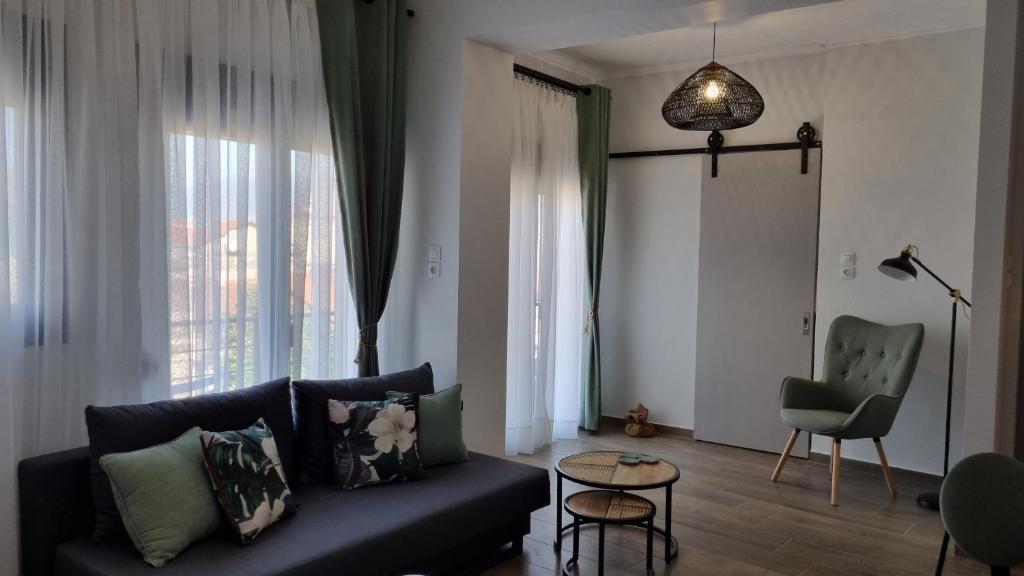 een woonkamer met een bank en een tafel bij Averof Downtown Luxury Apartment in Ioannina