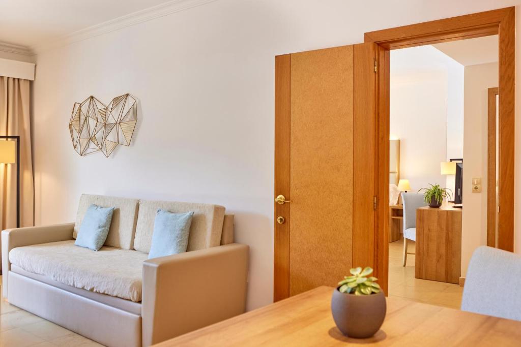 Zafiro Mallorca & Spa - Connecting Two-Bedroom Suites With Poll View