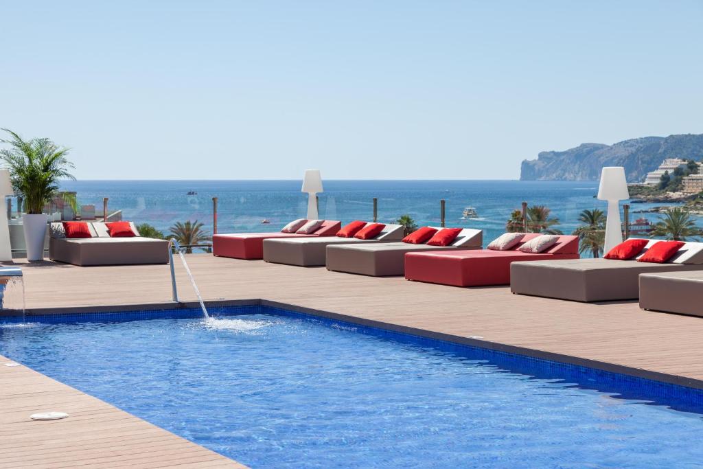 una piscina con sofás y una piscina en Zafiro Rey Don Jaime, en Santa Ponsa