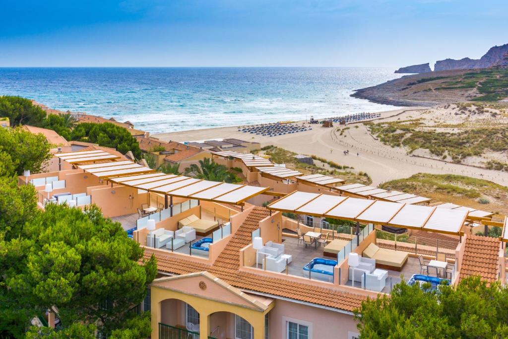 una vista aerea di un resort con spiaggia di Zafiro Cala Mesquida a Cala Mesquida