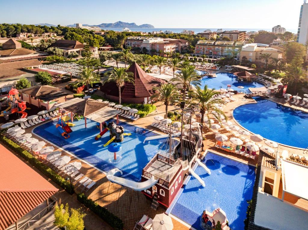 una vista aérea de una piscina en un complejo en Zafiro Can Picafort, en Can Picafort