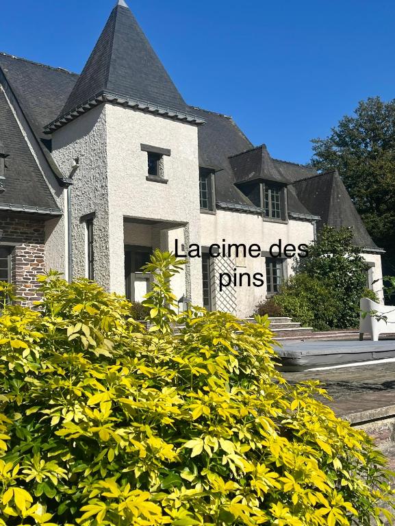 un bâtiment avec un panneau indiquant laime des pins dans l'établissement chambres d'hôtes, La cime des pins, à Crévin