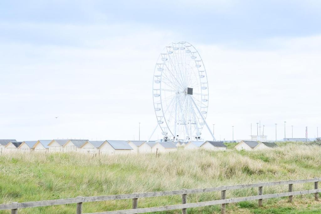 a ferris wheel in the middle of a field at Thalazur Ouistreham - Hôtel & Spa in Ouistreham