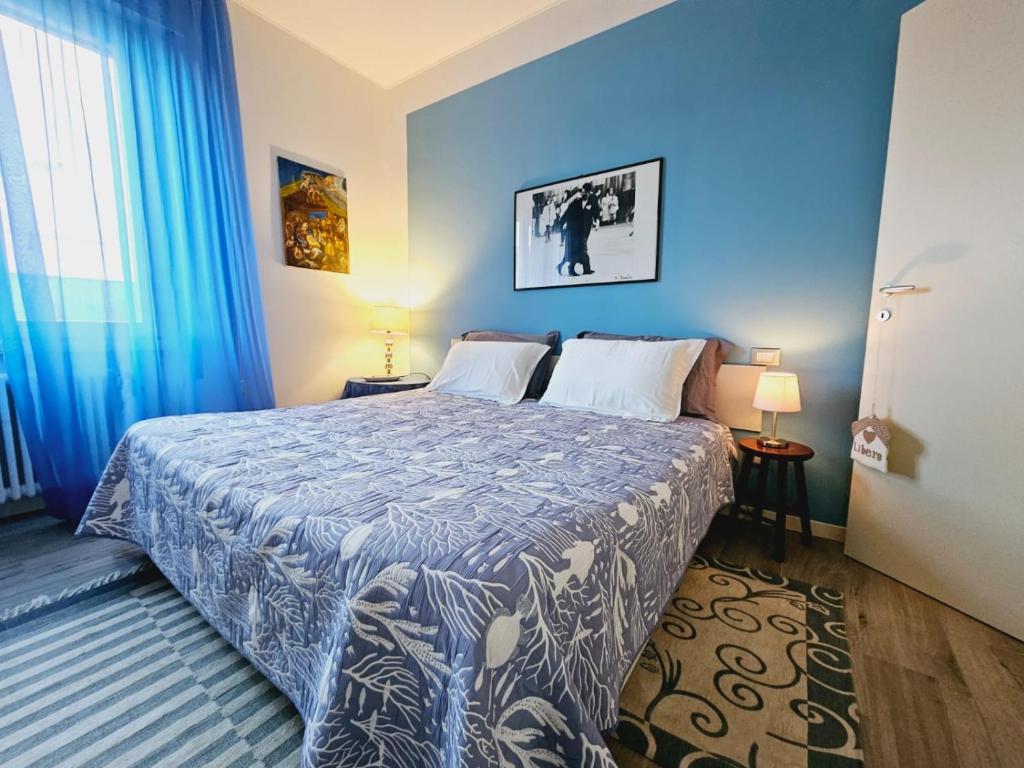 克雷莫納的住宿－A CREMONA DA GIUSY，一间卧室配有一张蓝色墙壁的床