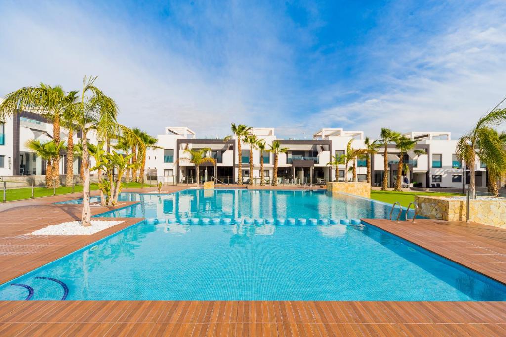 uma imagem de uma piscina num resort em ALEGRIA ID30 em Playa Flamenca