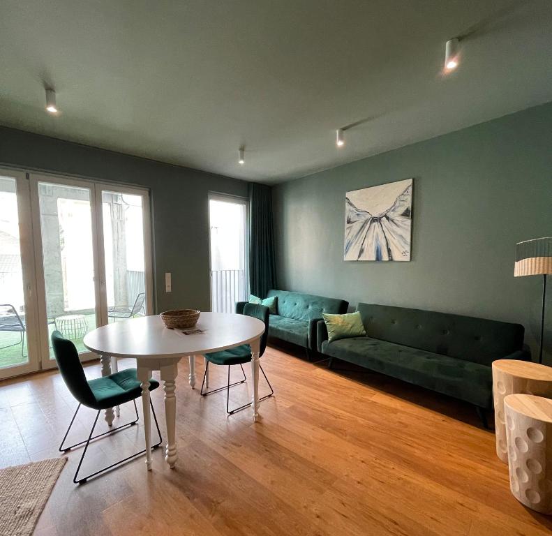 バート・デュルクハイムにあるFerienwohnung Hensel & Gretelのソファとテーブルのあるリビングルーム