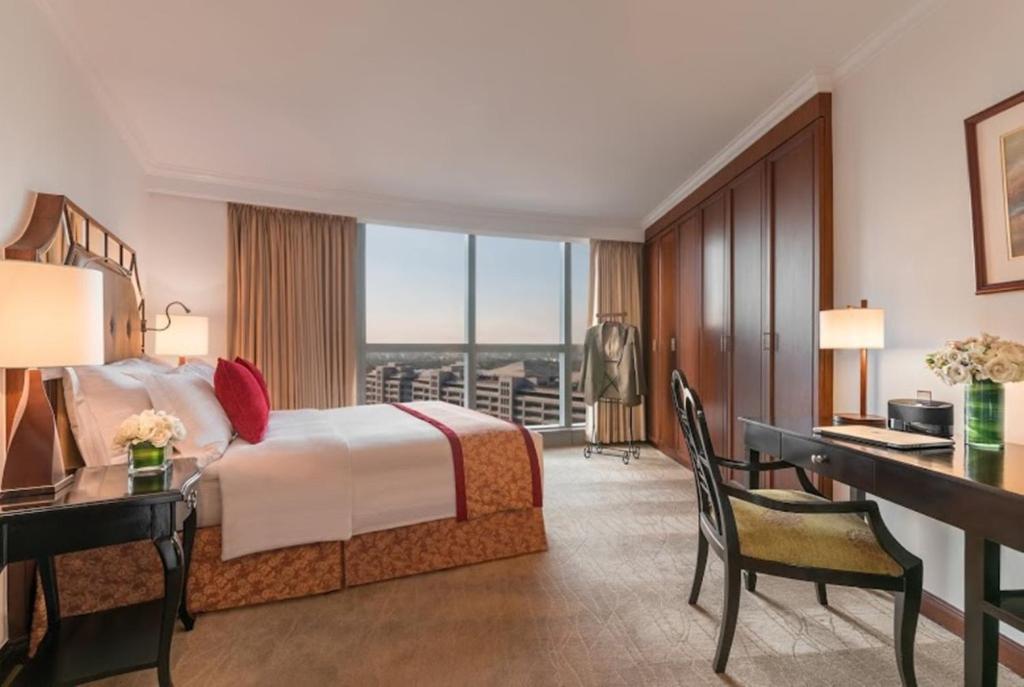 Discovery Suites Manila, Philippines客房内的一张或多张床位