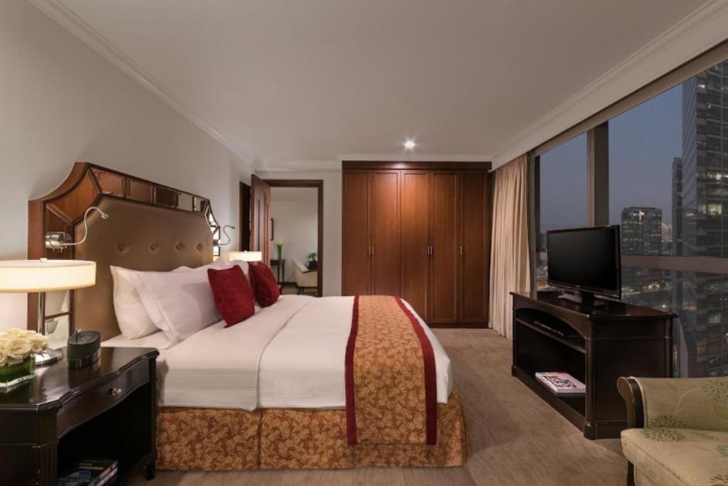 Discovery Suites Manila, Philippines的电视和/或娱乐中心