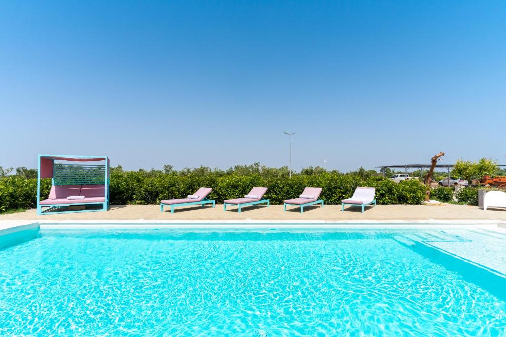 The swimming pool at or close to Le scuderie 1