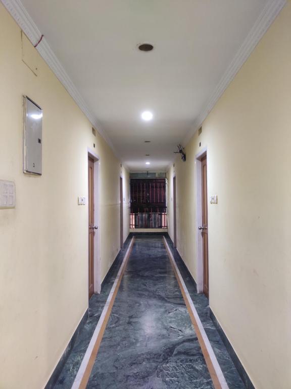 un pasillo vacío en un edificio de oficinas en Phoenix Lodge en Siliguri