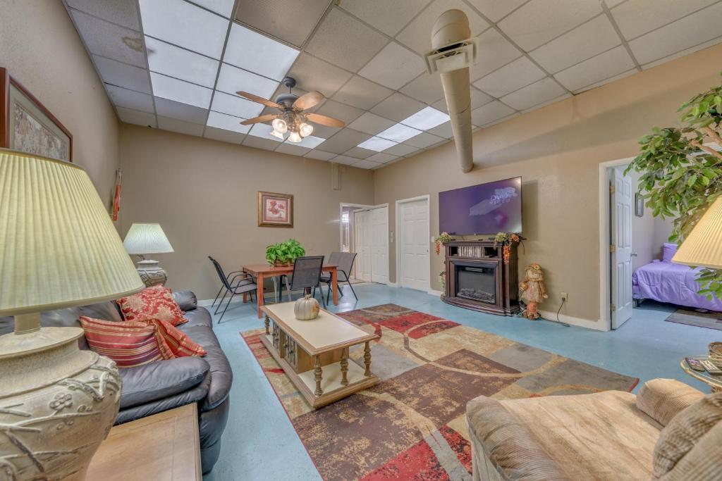 Roomy Ruidoso Apartment with Patio and Grills!, Ruidoso Precios