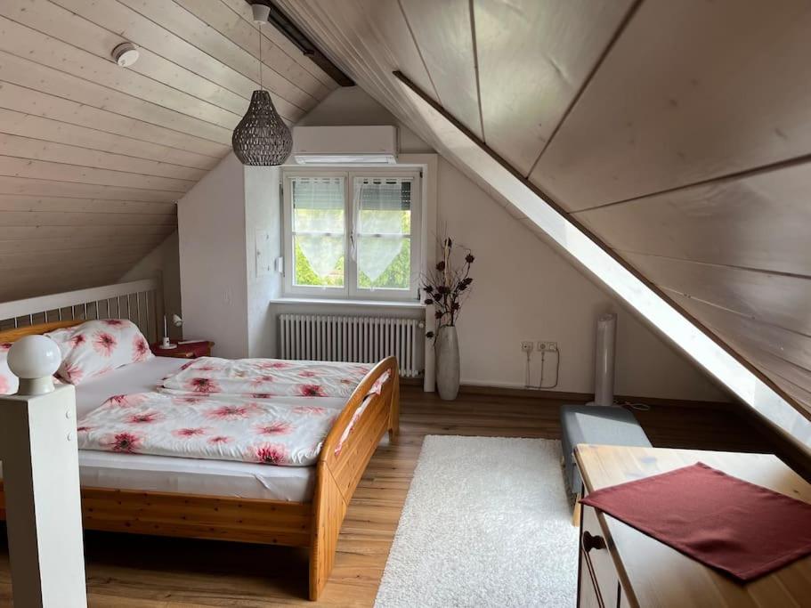 ein Schlafzimmer mit einem Bett im Dachgeschoss in der Unterkunft Löwen Appartement in Hausach