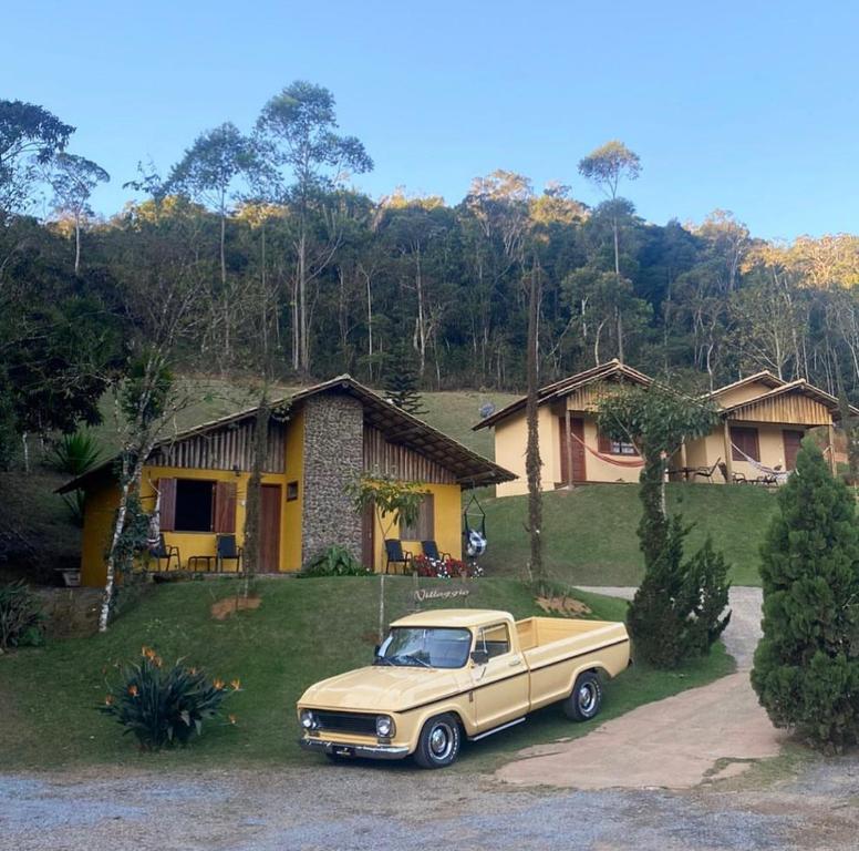 um camião velho estacionado em frente a uma casa em Villaggio Zamprogno em Santa Teresa