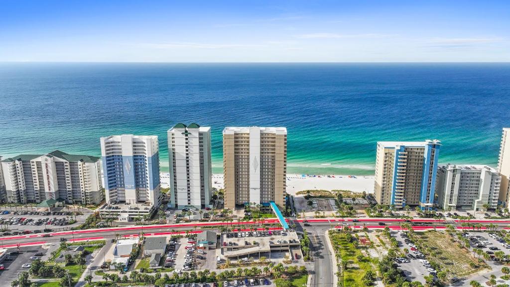 una vista aerea di una città con la spiaggia e gli edifici di Ocean Villa by Panhandle Getaways a Panama City Beach