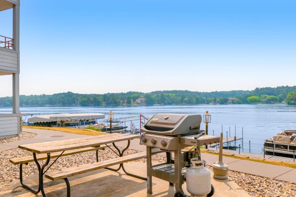 uma grelha numa mesa de piquenique ao lado de um lago em Lake Front Chillin em Wisconsin Dells