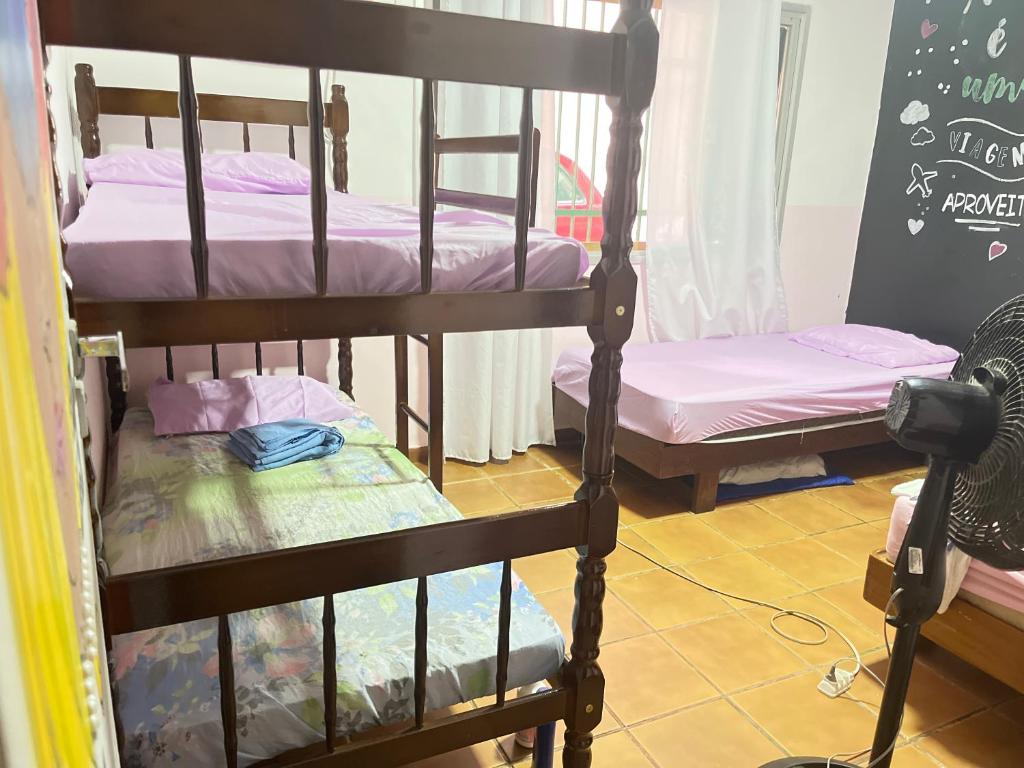 Postel nebo postele na pokoji v ubytování Toca da Mona Roots Hostel