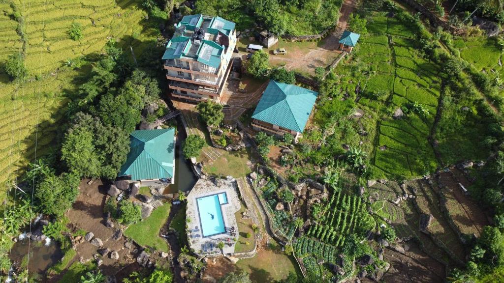 una vista aérea de una casa con un edificio en World's End Base Eco-Village, en Belihuloya