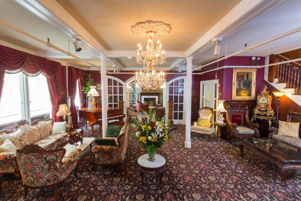 uma sala de estar cheia de mobiliário e um lustre em Queen Anne em São Francisco