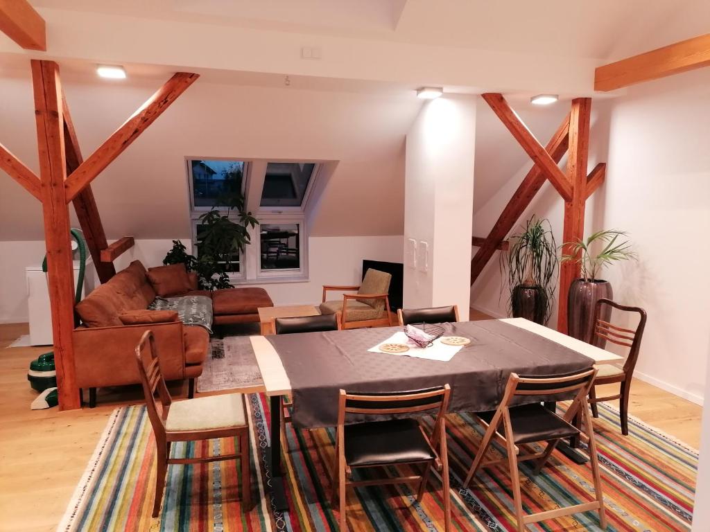 uma sala de estar com mesa e cadeiras em Haus Larissa em Gmünd