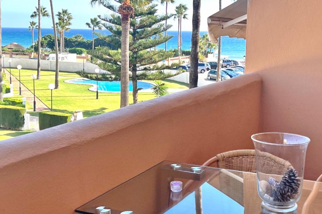 balcón con mesa y vistas al océano en MARBELLA - ALICATE BEACHFRONT Apartment-8 en Marbella