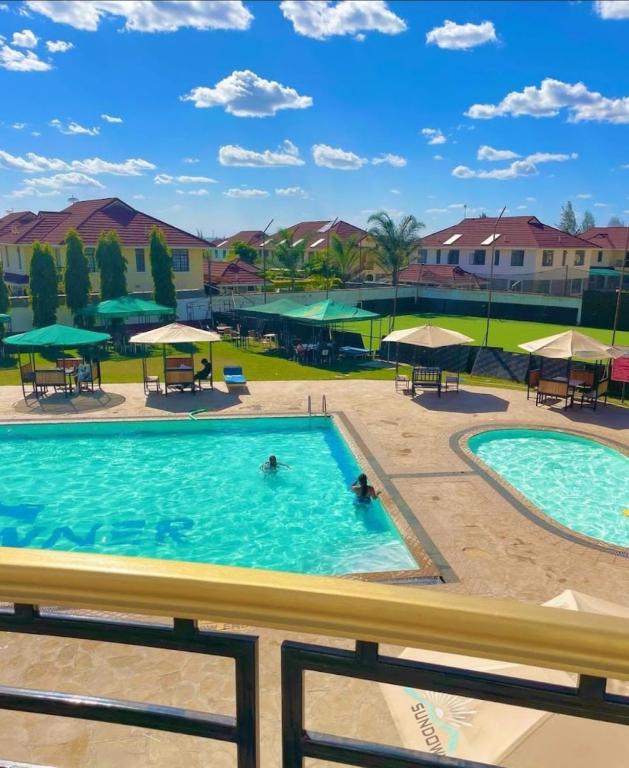 Bazén v ubytování Splendid 4-Bedroom with A Pool nebo v jeho okolí