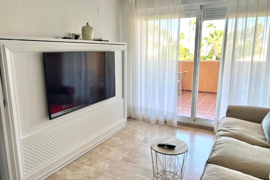 Televízia a/alebo spoločenská miestnosť v ubytovaní MARBELLA - ALICATE BEACHFRONT Apartment-9