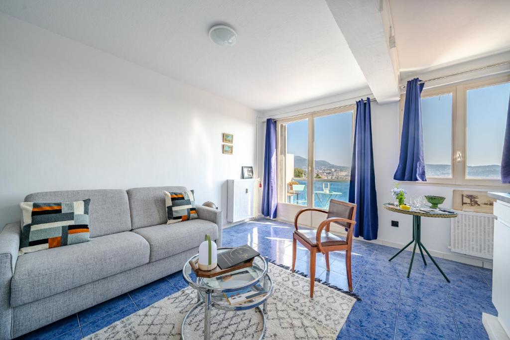 un salon avec un canapé et une table dans l'établissement Charmant studio vue mer, à Nice
