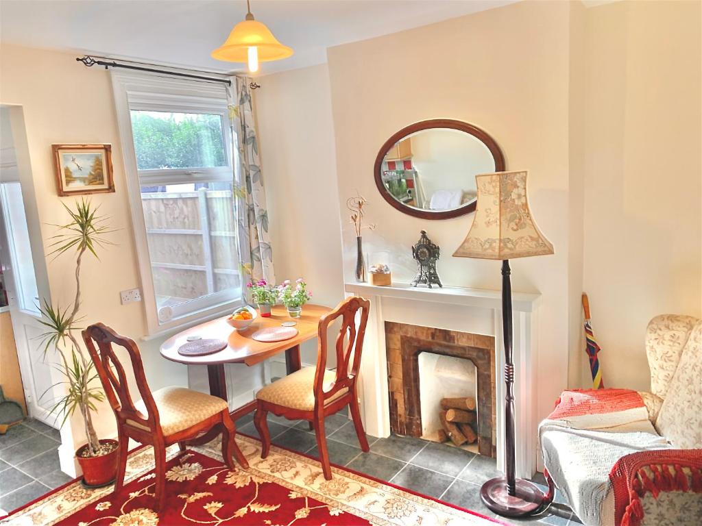 uma sala de estar com uma mesa e uma lareira em Traditional English House em Derby