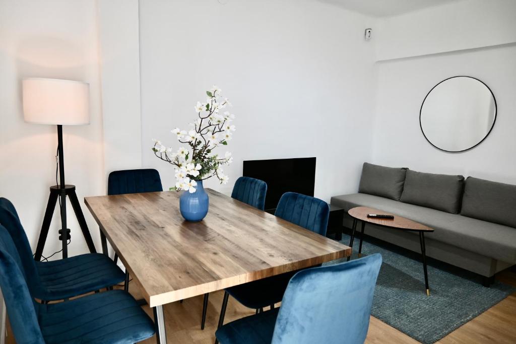 a living room with a wooden table and blue chairs at For You Rentals Coqueto y Cómodo apartamento en Entrevías JOR64D in Madrid