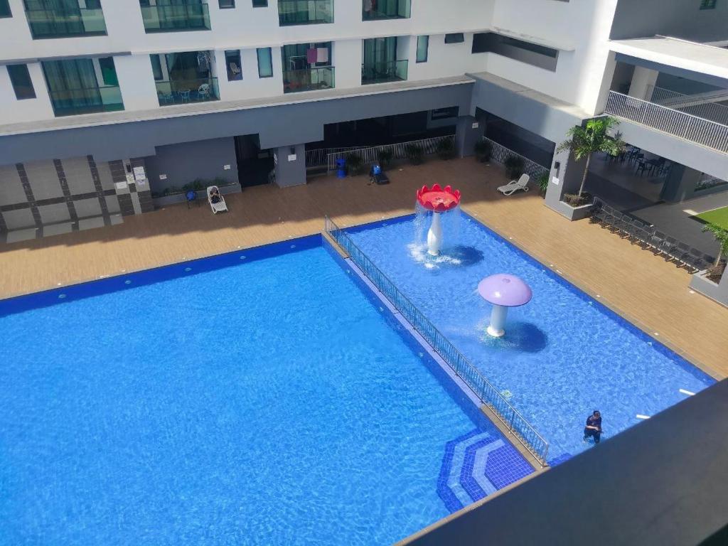 una vista aérea de una piscina en un edificio en Vista Bangi NAQ Homestay - Studio Near UKM, en Kajang