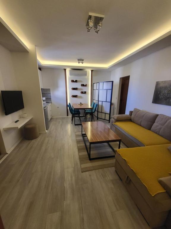 ein Wohnzimmer mit einem Sofa und einem Tisch in der Unterkunft JOANDI Apartments in Gevgelija