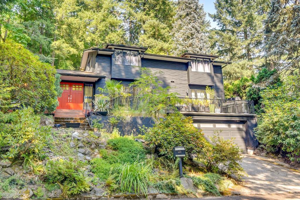 una vecchia casa con una porta rossa e alberi di Contemporary Portland Retreat with Forest Views a Portland