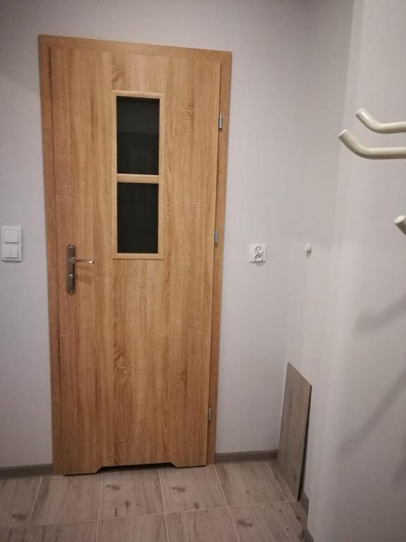 een houten deur in de hoek van een kamer bij Kwatery pracownicze in Środa Wielkopolska