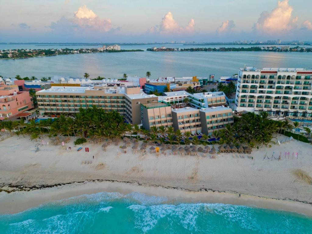 una vista aerea di un resort sulla spiaggia di Flamingo Cancun All Inclusive a Cancún