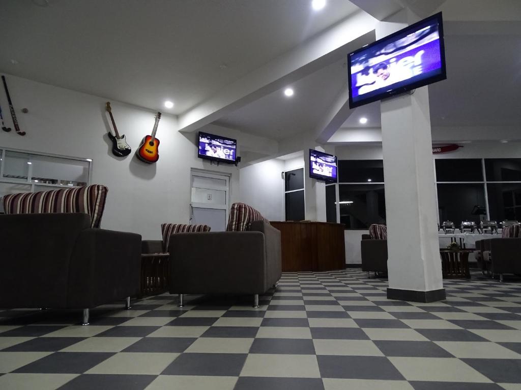 TV a/nebo společenská místnost v ubytování Kandy Supreme Hotel