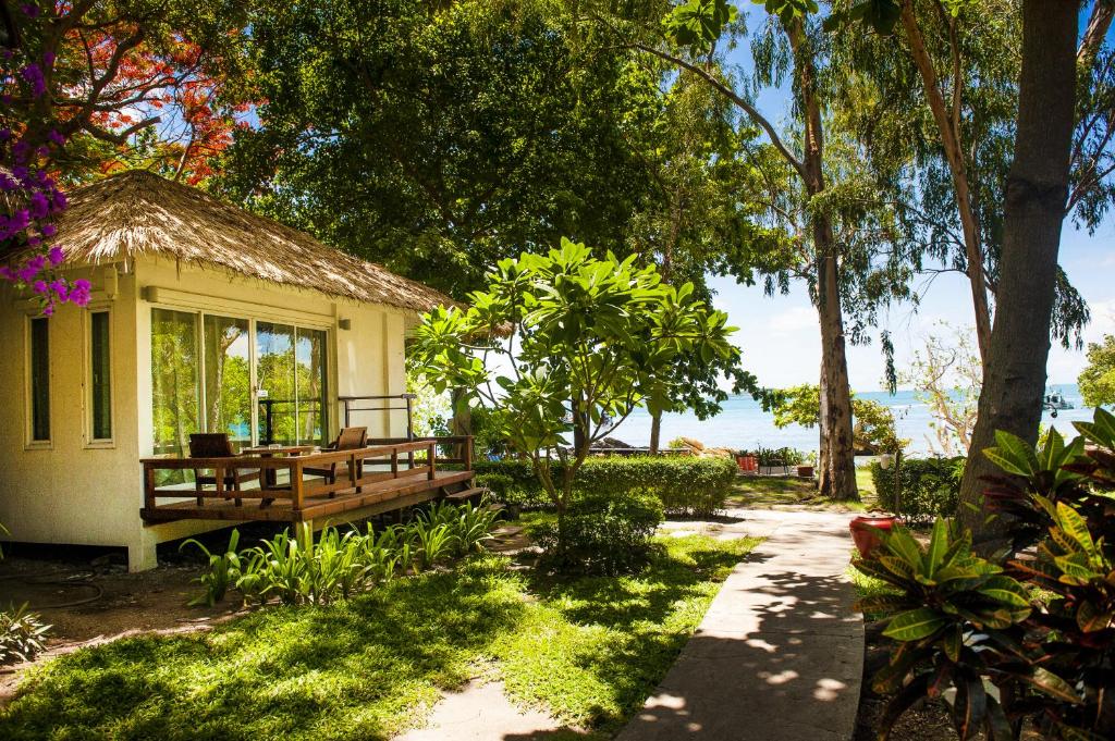 沙美島的住宿－沙美島拉里薩度假村，花园中带长凳的小房子