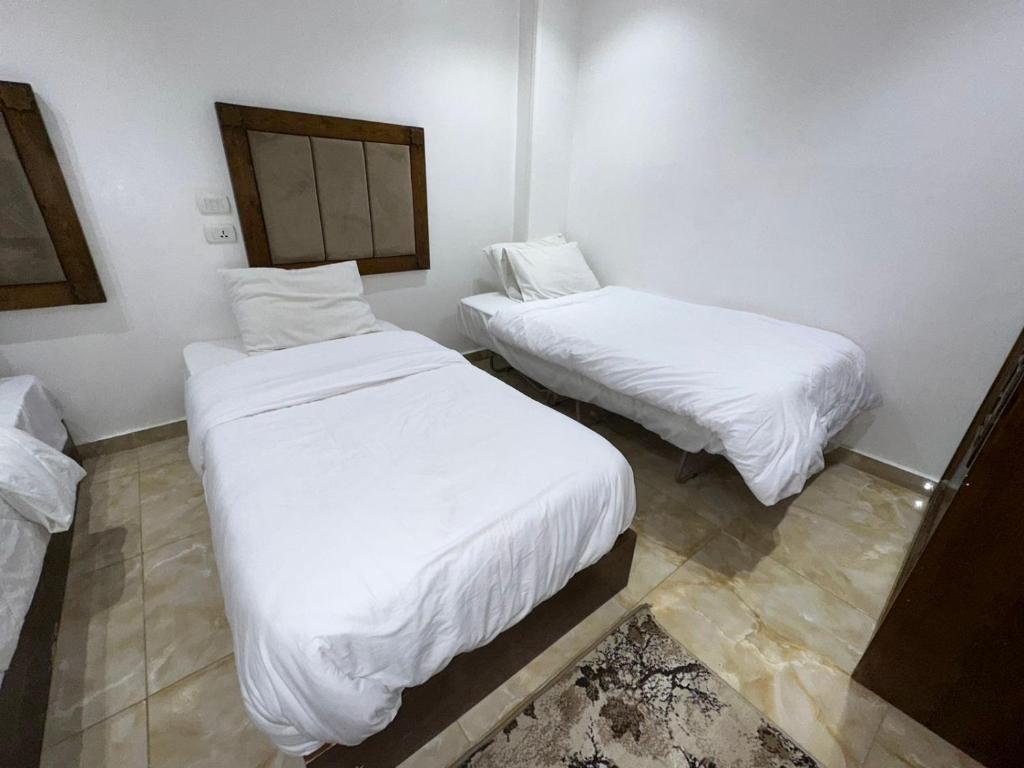 Postel nebo postele na pokoji v ubytování Full Pyramids View Apartment with Balcony For 8 P