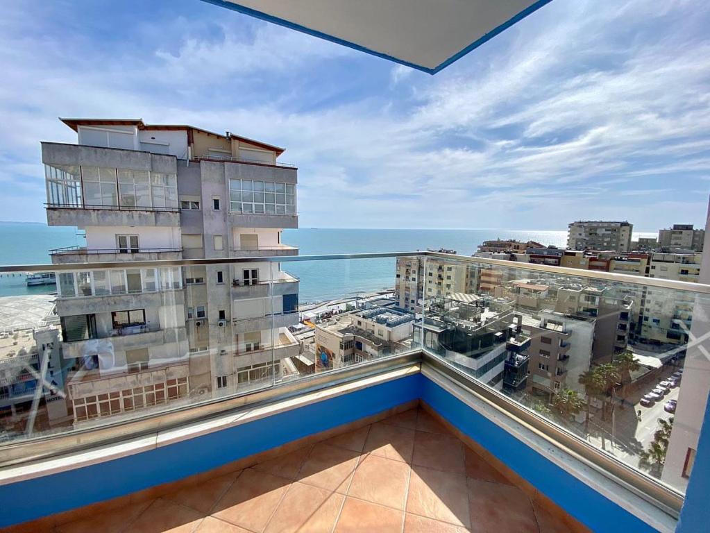balcón con vistas a un edificio y al océano en Durres Apartament, en Durrës