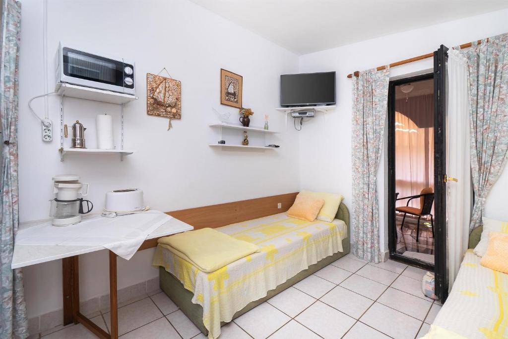 Televízia a/alebo spoločenská miestnosť v ubytovaní Apartments Stefani