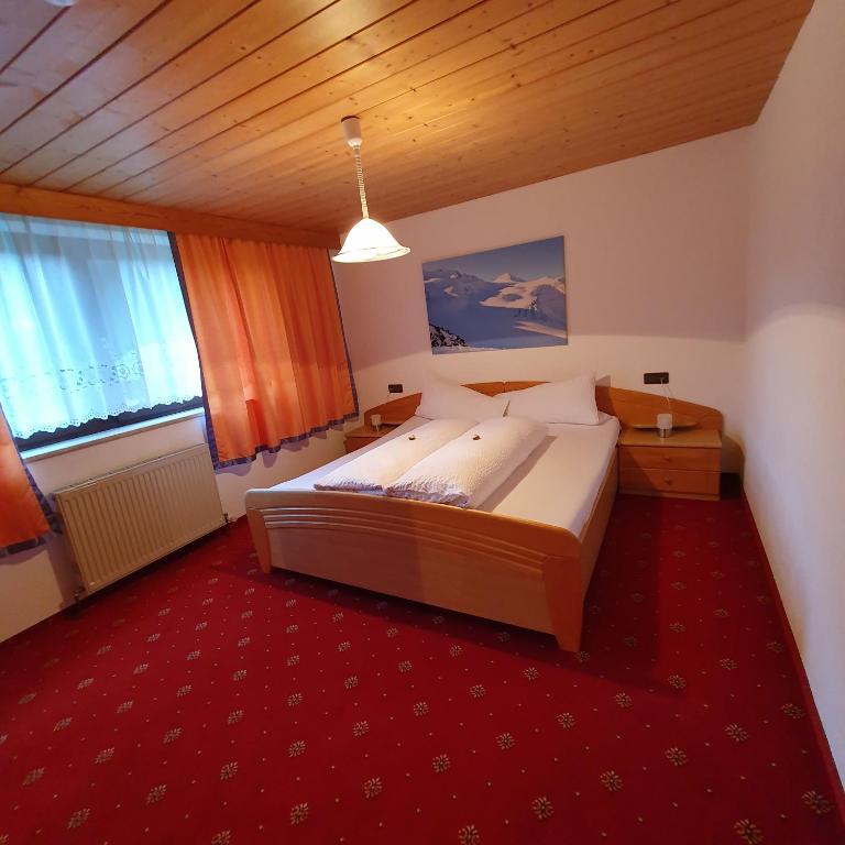 Posteľ alebo postele v izbe v ubytovaní Pitztal Ferienwohnungen