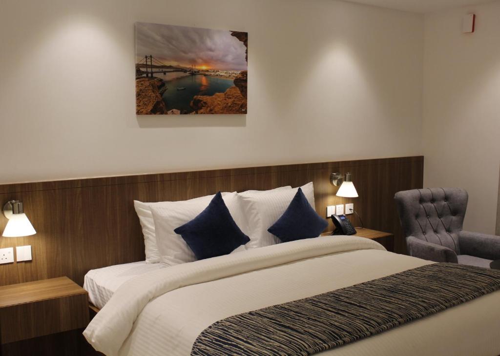 Postel nebo postele na pokoji v ubytování Duqm Express Hotel