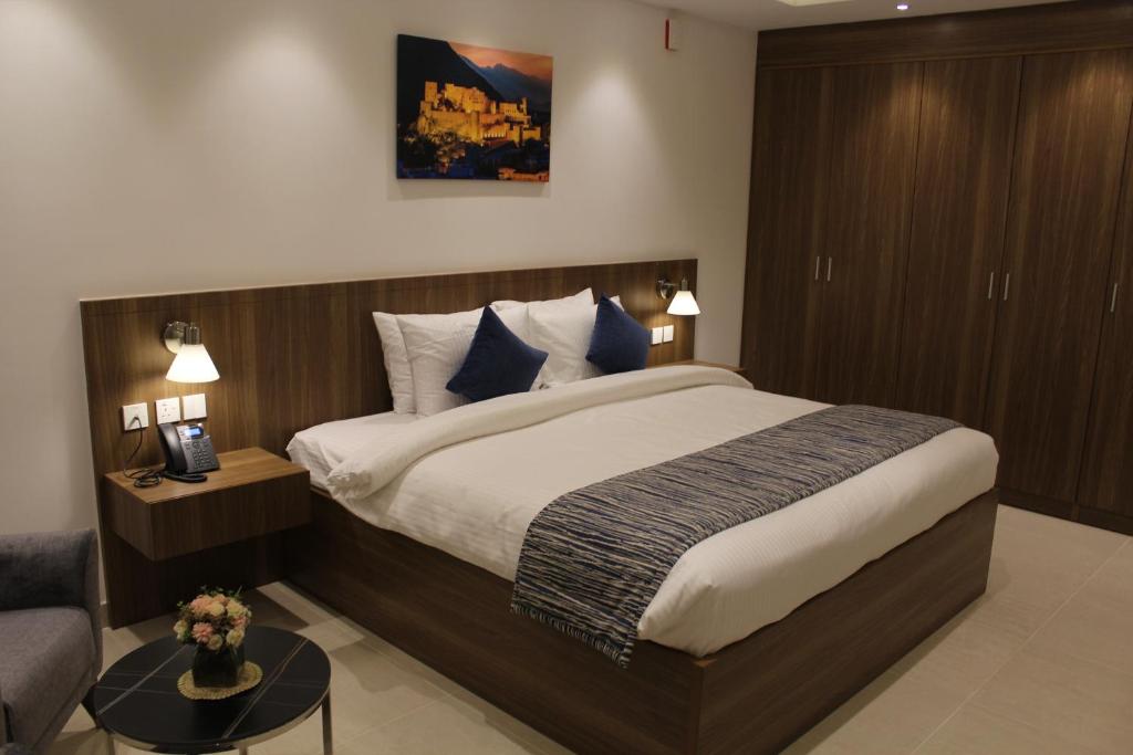 Postel nebo postele na pokoji v ubytování Duqm Express Hotel